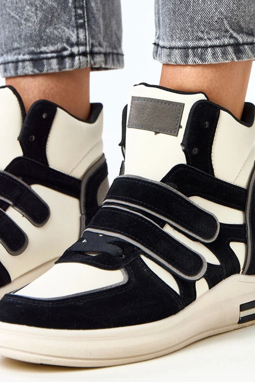 Vysoké čierno-biele tenisky s ukrytým... Vysoké čierno-biele tenisky s ukrytým...