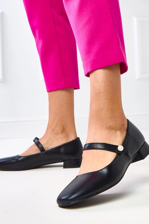 Čierne nízke topánky s dekoratívnou...