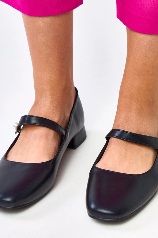 Čierne nízke topánky s dekoratívnou...