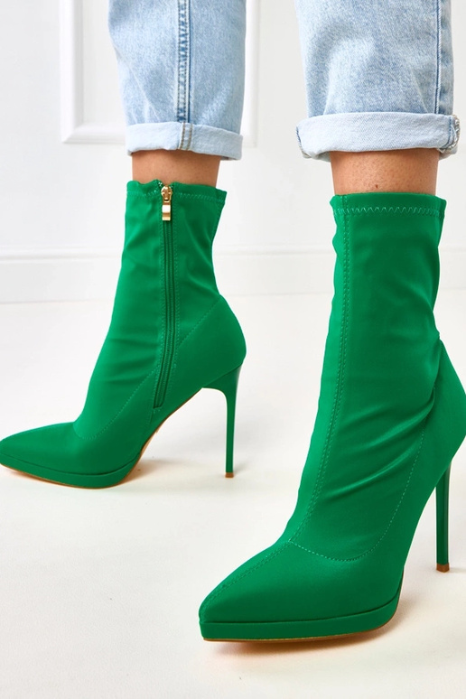 Zelené saténové čižmy na vysokom...