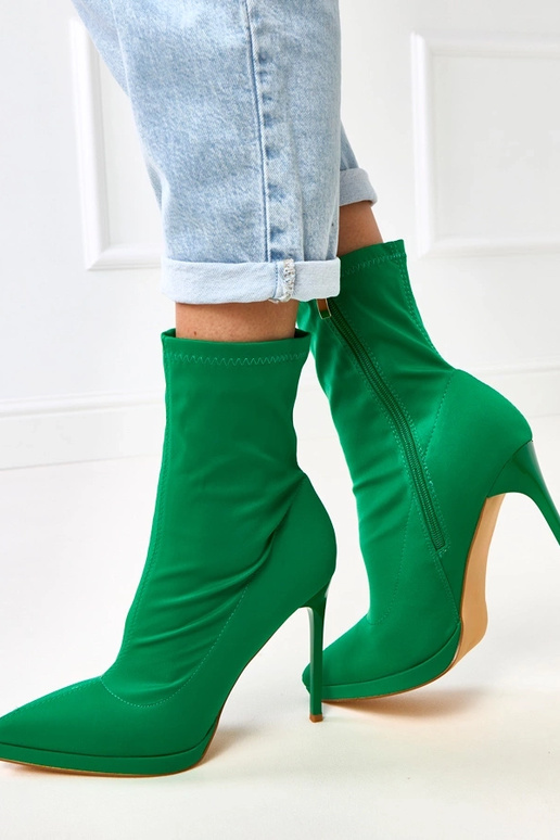 Zelené saténové čižmy na vysokom...