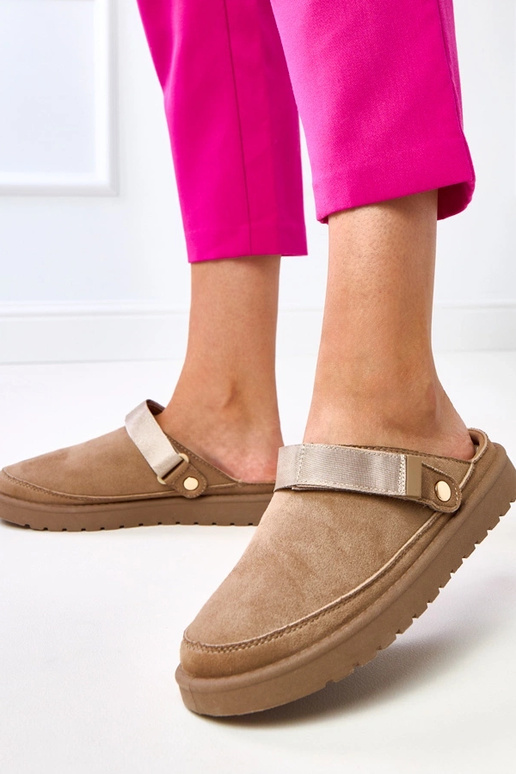 Hnedé mule s nálepkou Miluska