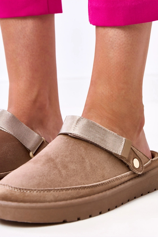 Hnedé mule s nálepkou Miluska