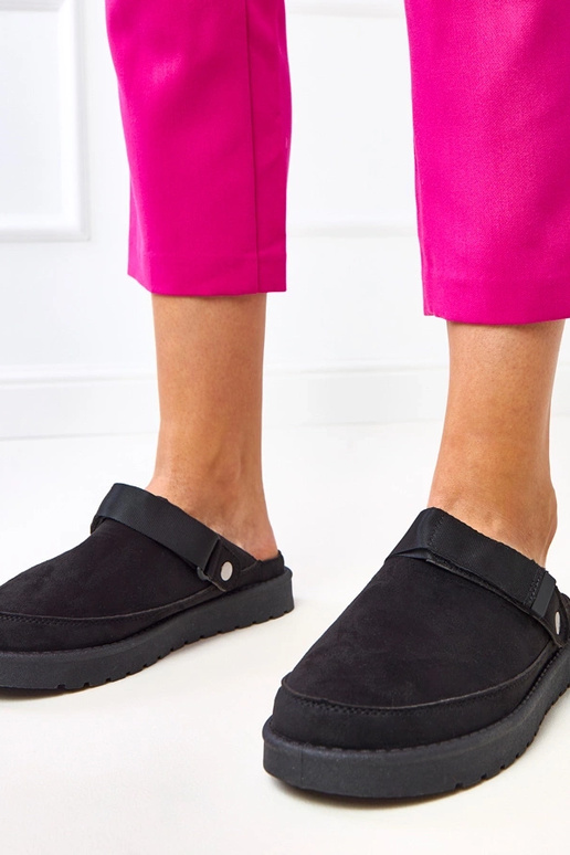 Čierne mule s nálepkou Miluska