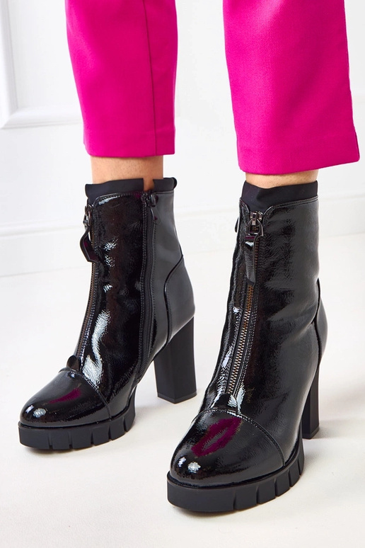 Čierne lakované členkové topánky na...