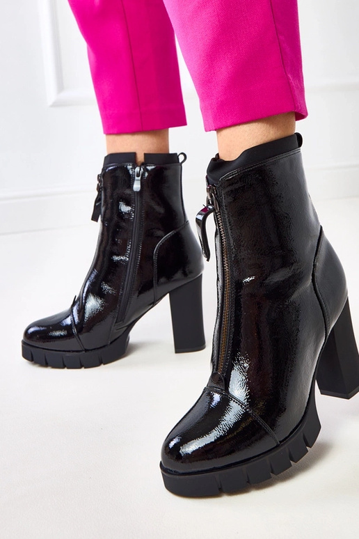 Čierne lakované členkové topánky na...