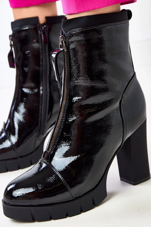 Čierne lakované členkové topánky na...