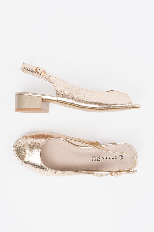 Zlaté sandále na nízkom podpätku Zlaté sandále na nízkom podpätku