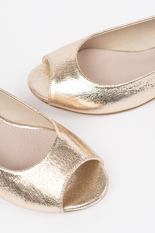 Zlaté sandále na nízkom podpätku Zlaté sandále na nízkom podpätku