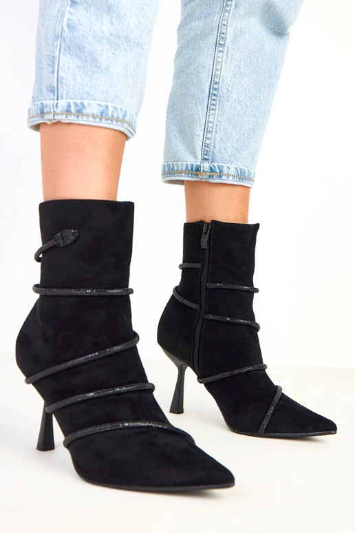 Čierne čižmy na podpätku zdobené...