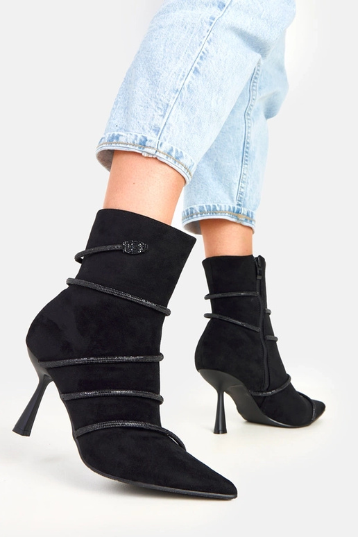 Čierne čižmy na podpätku zdobené...