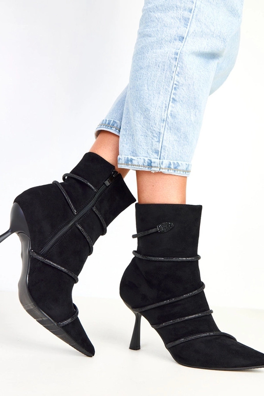 Čierne čižmy na podpätku zdobené...