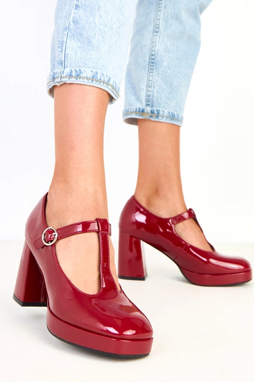 Bordové poltopánky na stĺpiku so...