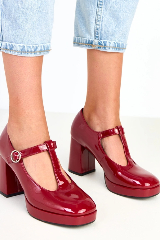 Bordové poltopánky na stĺpiku so...