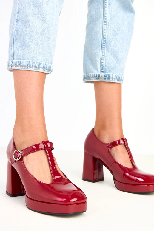 Bordové poltopánky na stĺpiku so...