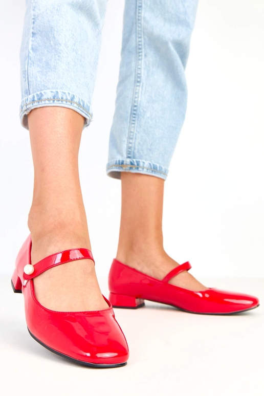 Červené lakované lodičky na stĺpiku s...