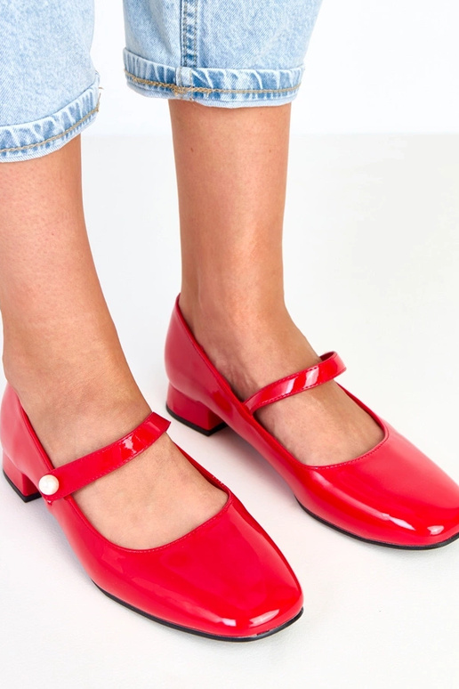 Červené lakované lodičky na stĺpiku s...