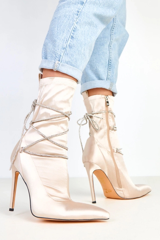 Šampanské saténové čižmy na podpätku...