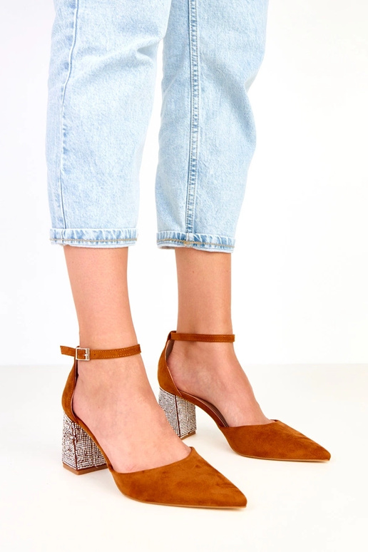 Hnedé lodičky na stĺpiku zdobené...