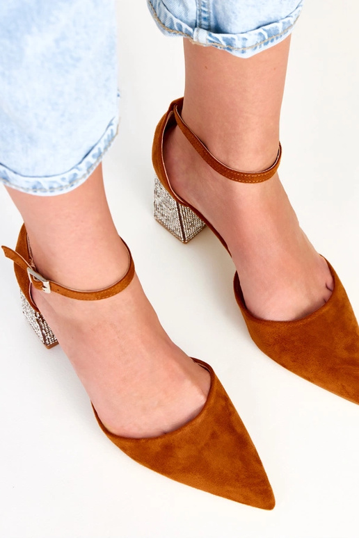 Hnedé lodičky na stĺpiku zdobené...