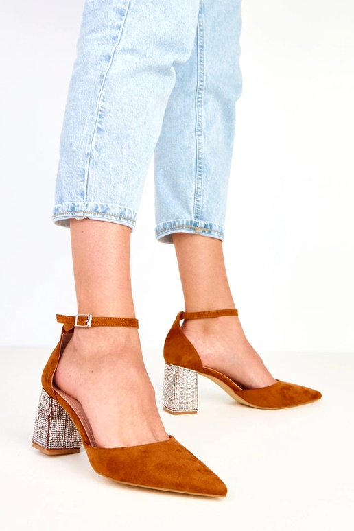 Hnedé lodičky na stĺpiku zdobené...