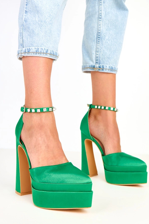 Zelené lodičky na platforme s...