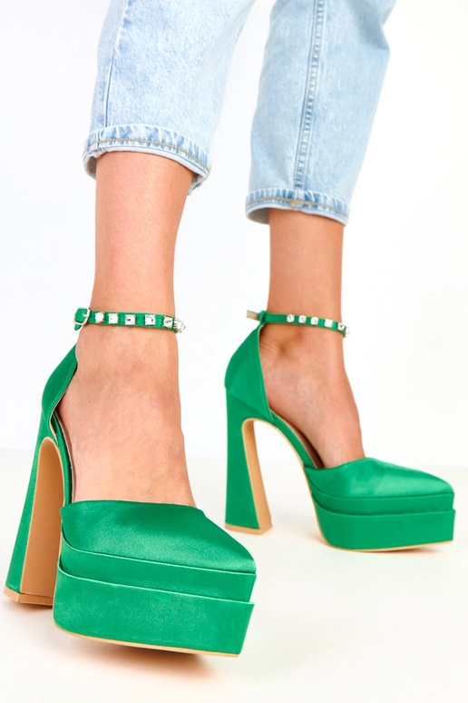 Zelené lodičky na platforme s...