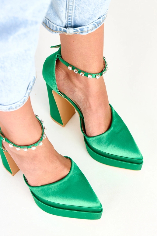 Zelené lodičky na platforme s...