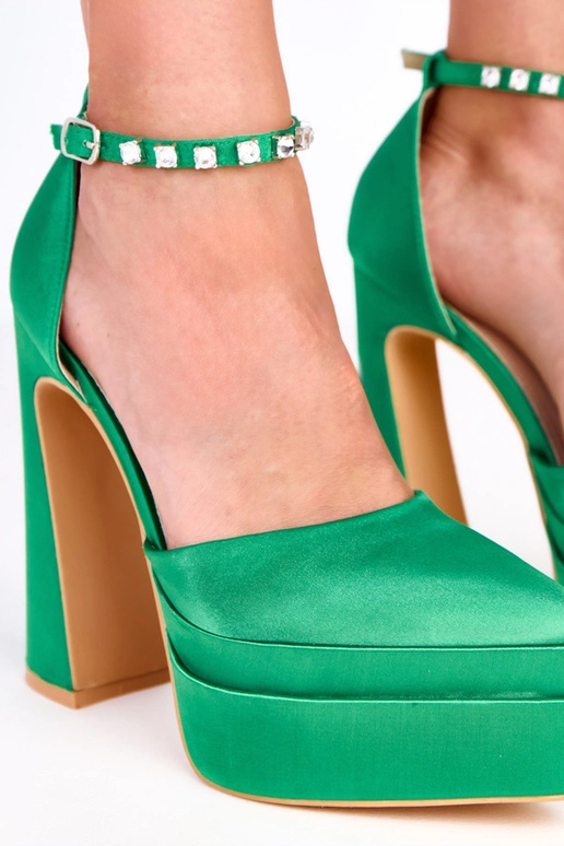 Zelené lodičky na platforme s...