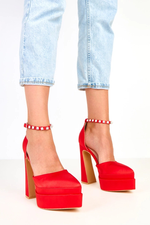 Červené lodičky na platforme s...