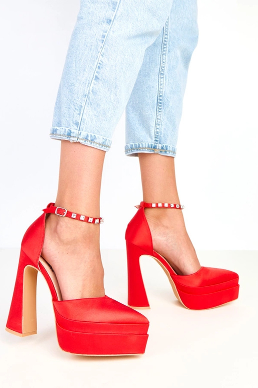 Červené lodičky na platforme s...