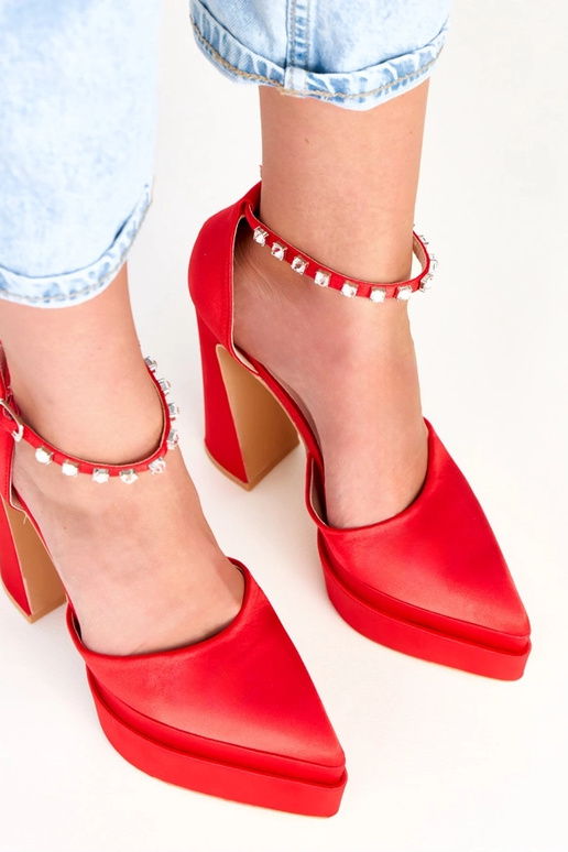 Červené lodičky na platforme s...