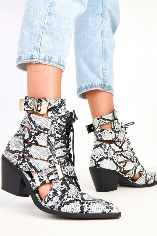 Čierno-biele čižmy na stĺpiku s...