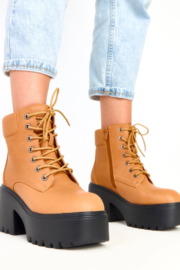 Hnedé čižmy na masívnom...