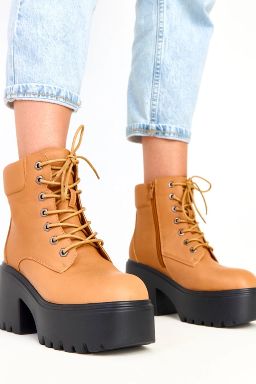 Hnedé čižmy na masívnom podpätku a...