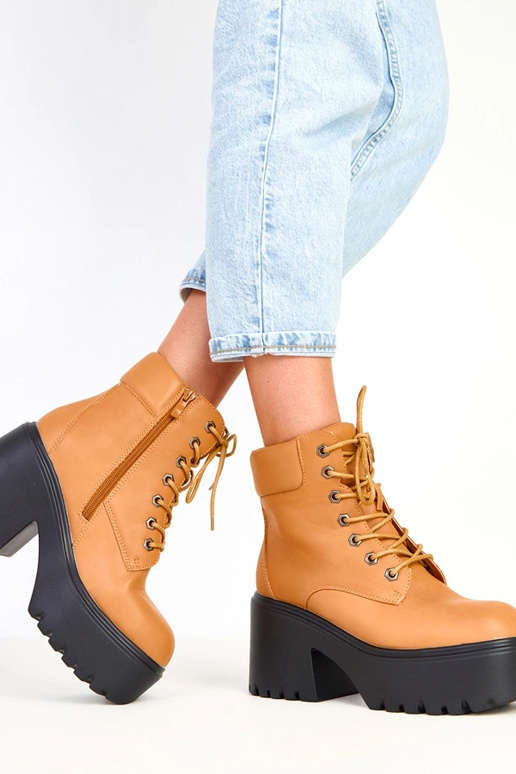 Hnedé čižmy na masívnom podpätku a...