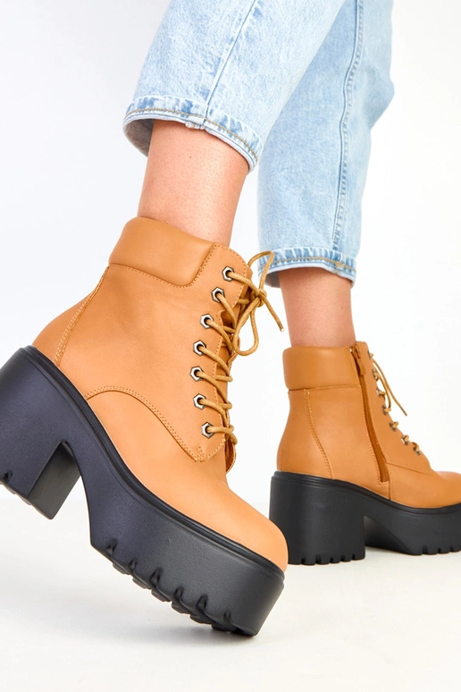 Hnedé čižmy na masívnom podpätku a...