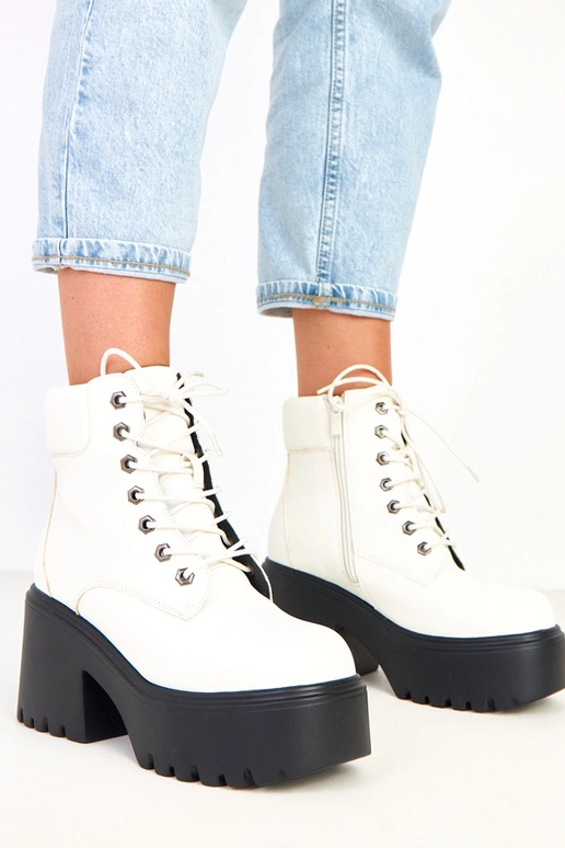 Biele čižmy na masívnom podpätku a...