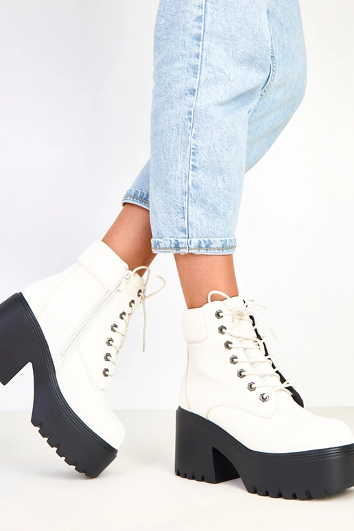 Biele čižmy na masívnom podpätku a...