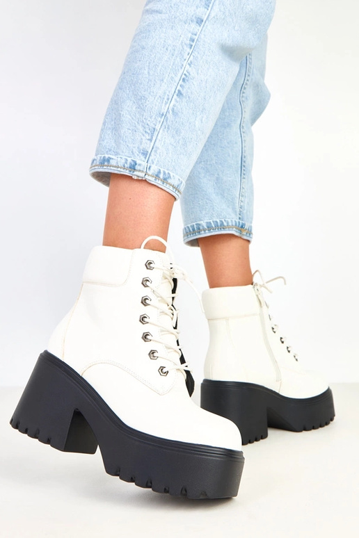 Biele čižmy na masívnom podpätku a...