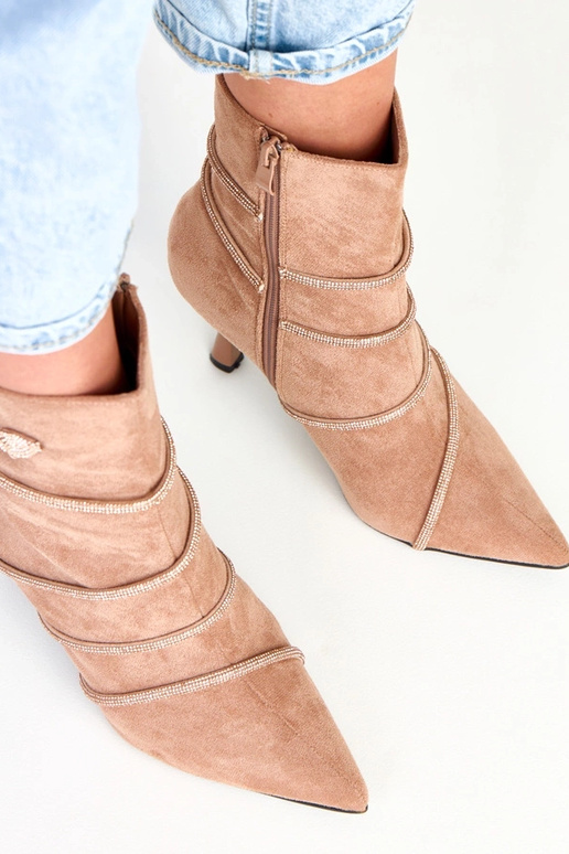 Pieskové čižmy na podpätku zdobené...