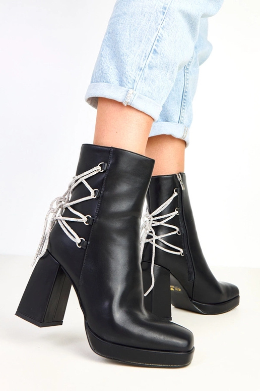 Čierne čižmy na stĺpiku zdobené...