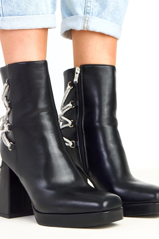 Čierne čižmy na stĺpiku zdobené...