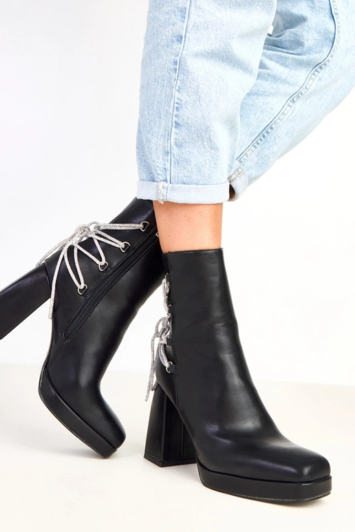 Čierne čižmy na stĺpiku zdobené...