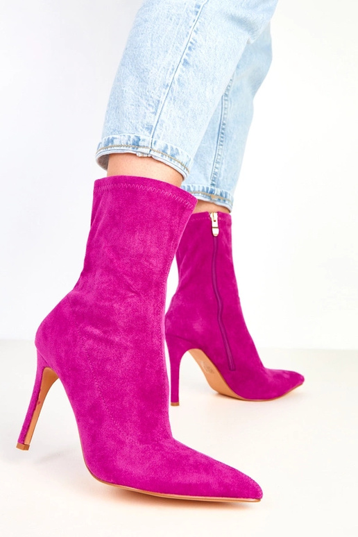Fialové semišové čižmy na podpätku...