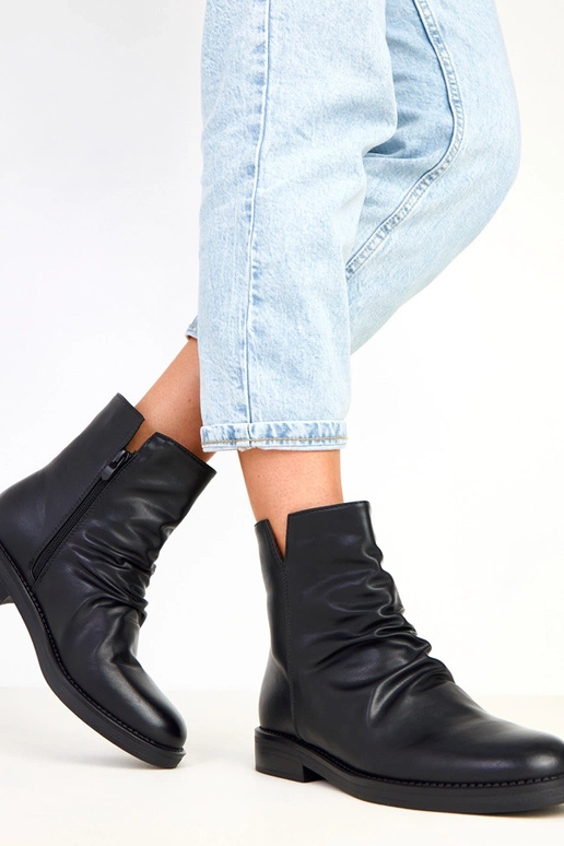 Čierne dámske čižmy s volánmi vpredu... Čierne dámske čižmy s volánmi vpredu...