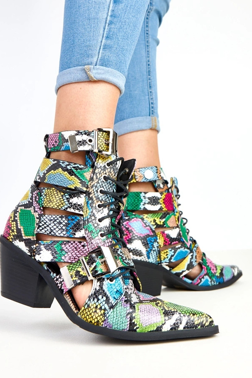 Rôznofarebné boty na opätku s... Rôznofarebné boty na opätku s...