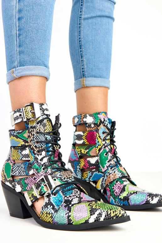 Rôznofarebné boty na opätku s... Rôznofarebné boty na opätku s...