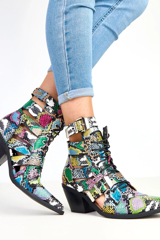 Rôznofarebné boty na opätku s... Rôznofarebné boty na opätku s...