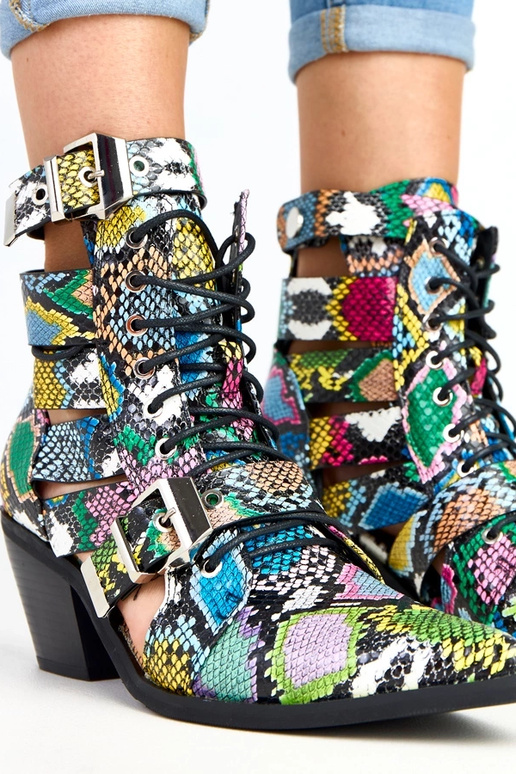 Rôznofarebné boty na opätku s... Rôznofarebné boty na opätku s...